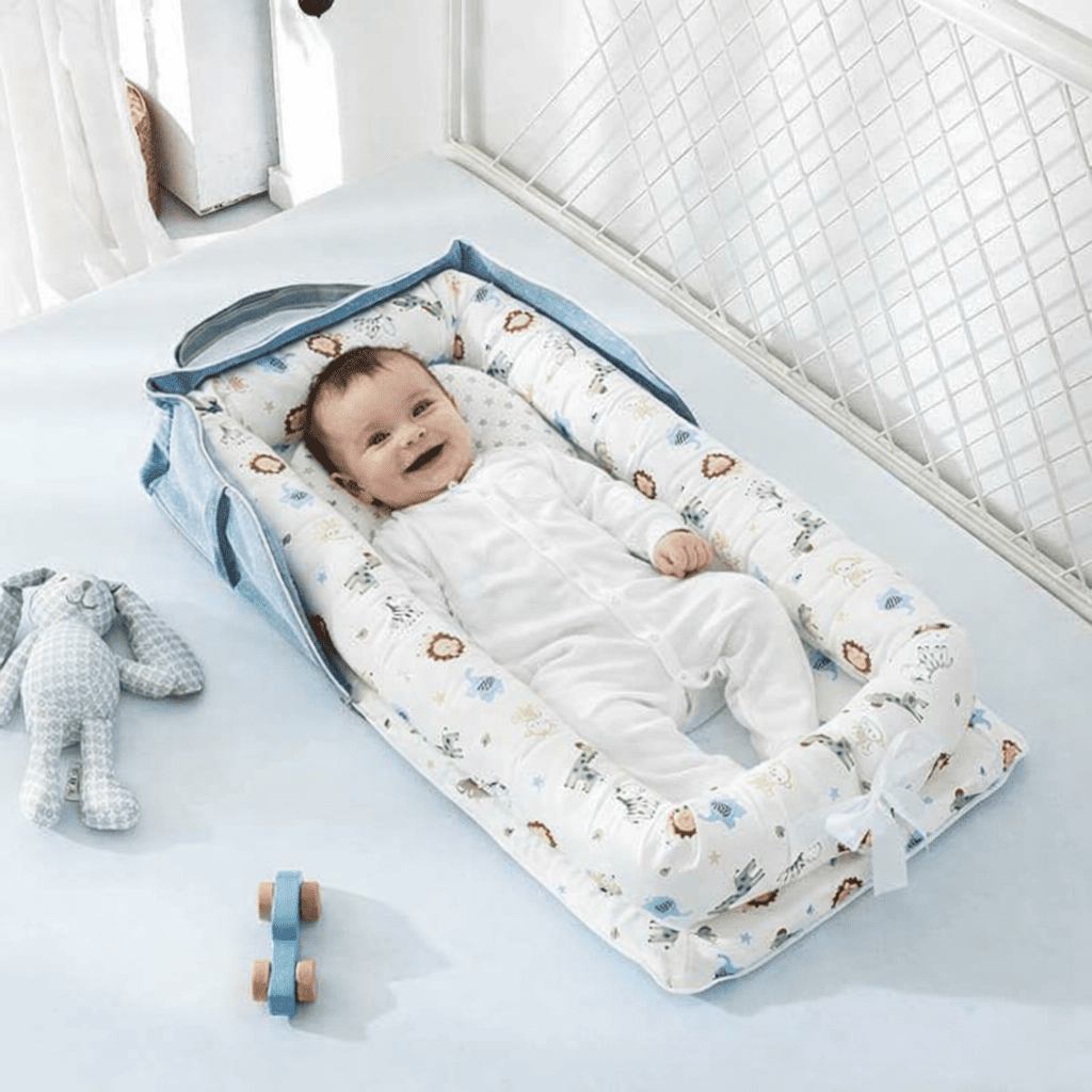 reducteur-de-lit-6-12-mois-bebe-souriant-nid-douillet-confort-nurserie-couleurs-douces-caresse-de-repos