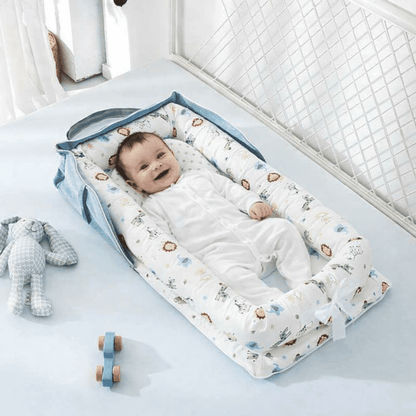 reducteur-de-lit-6-12-mois-bebe-souriant-nid-douillet-confort-nurserie-couleurs-douces-caresse-de-repos