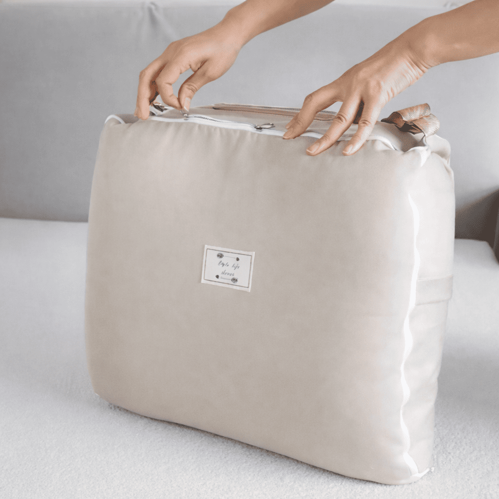 reducteur-de-lit-6-12-mois-coussin-beige-transport-main-protection-bebe-caresse-de-repos