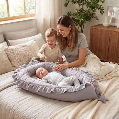 reducteur-de-lit-6-12-mois-famille-pres-bebe-brise-de-serenite