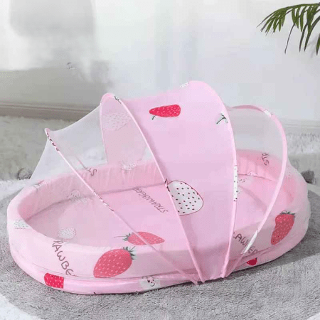 reducteur-de-lit-6-12-mois-motif-fraises-rose-lueur-de-repos