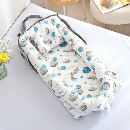 reducteur-de-lit-6-12-mois-nid-bebe-espace-planetes-fusees-confort-douillet-douce-enveloppe