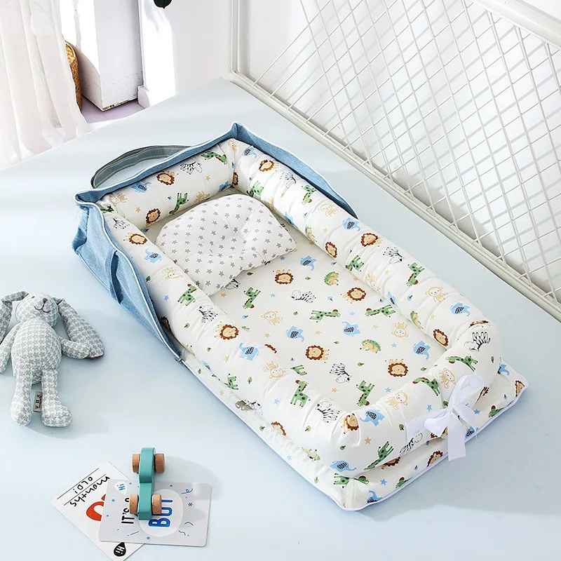 reducteur-de-lit-6-12-mois-nid-bebe-imprime-animaux-oreiller-peluche-accessoires-caresse-de-repos