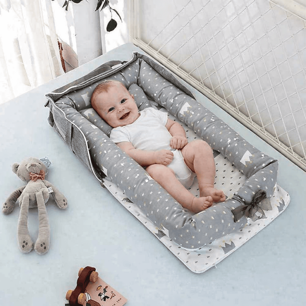 reducteur-de-lit-6-12-mois-pour-bebe-nid-douillet-gris-couronne-confort-caresse-de-repos