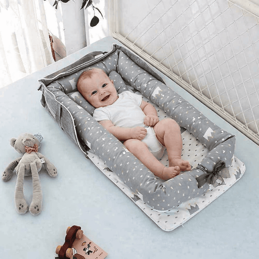 reducteur-de-lit-6-12-mois-pour-bebe-nid-douillet-gris-couronne-confort-caresse-de-repos