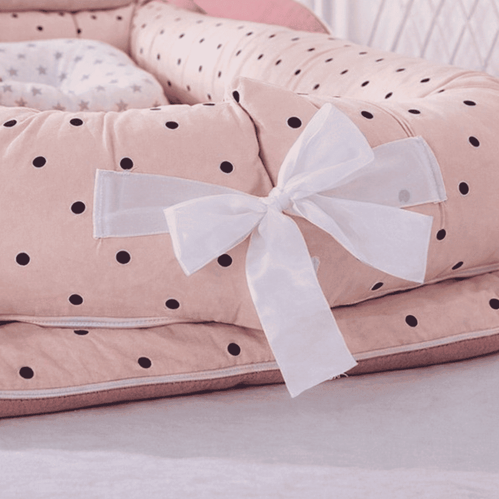 reducteur-de-lit-6-12-mois-rose-pois-noir-noeud-blanc-douillet-nid-de-serenite
