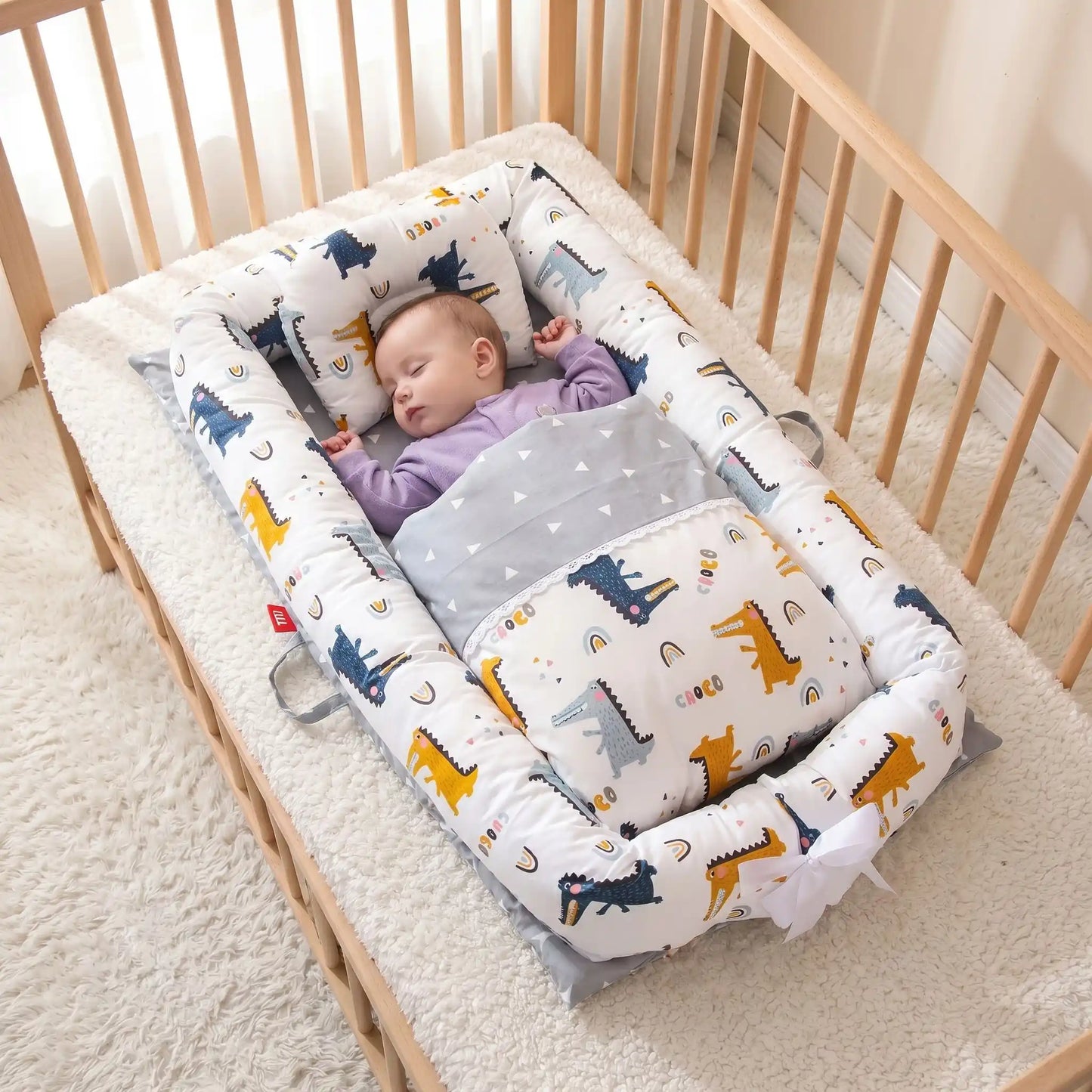 reducteur-de-lit-babymoov-bebe-endormi-dinosaures-couverture-grise-douceur-nuit-eveil-tranquille
