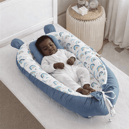 reducteur-de-lit-bebe-allonge-nid-bleu-motif-arc-en-ciel-confort-lit-chambre-brume-de-repos