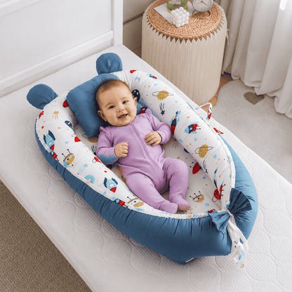 reducteur-de-lit-bebe-allonge-nid-bleu-motif-espace-confort-lit-chambre-reve-apaisant