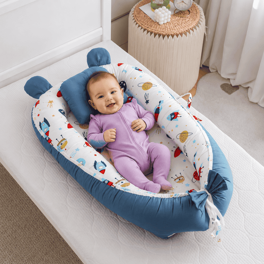 reducteur-de-lit-bebe-allonge-nid-bleu-motif-espace-confort-lit-chambre-reve-apaisant