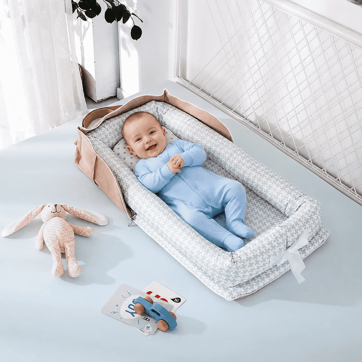 reducteur-de-lit-bebe-allonge-nid-gris-interieur-blanc-peluche-voiture-cartes-nuit-veloutee