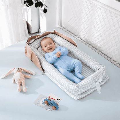 reducteur-de-lit-bebe-allonge-nid-gris-interieur-blanc-peluche-voiture-cartes-nuit-veloutee