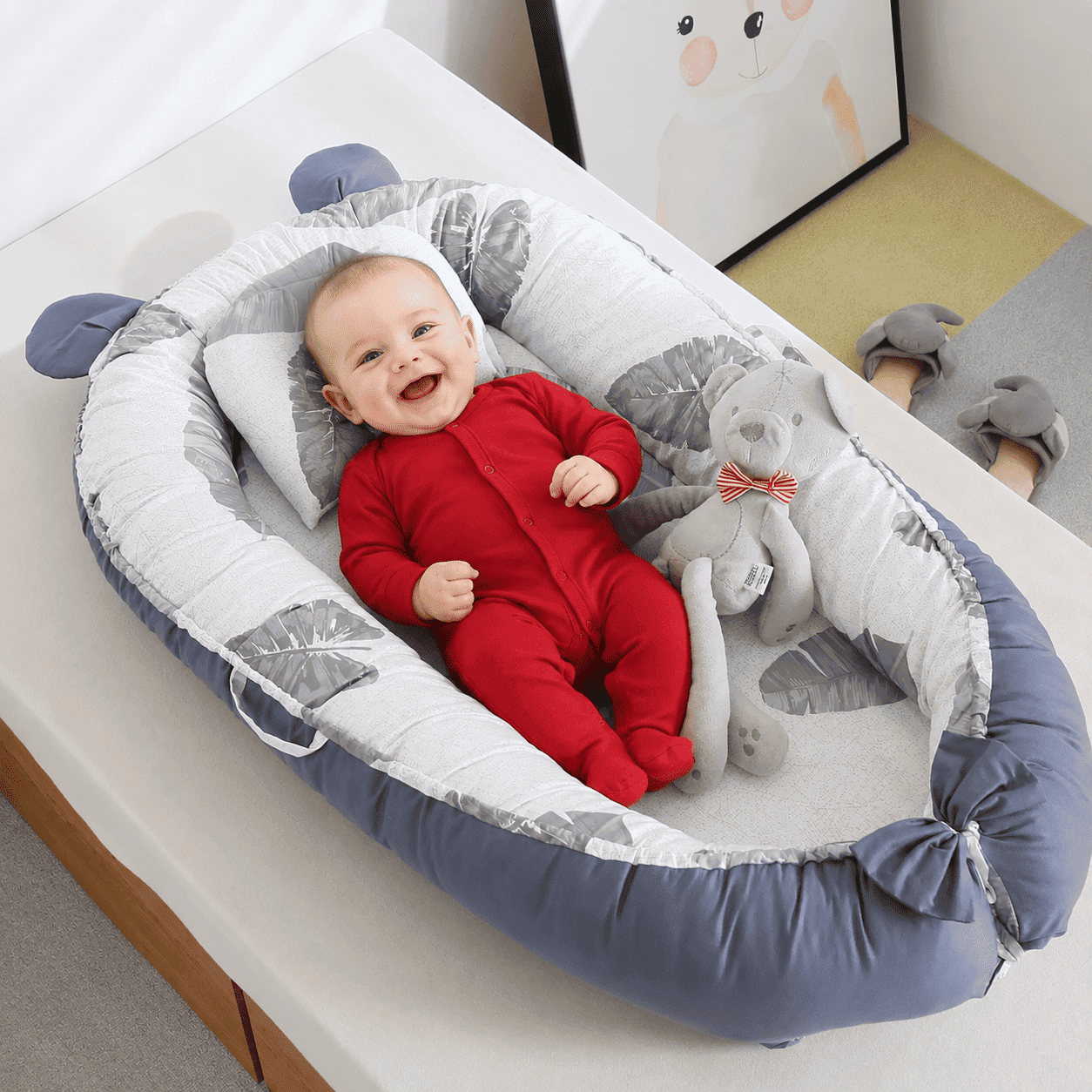 reducteur-de-lit-bebe-allonge-nid-gris-motif-feuilles-peluche-oreiller-confort-chambre-nuage-calme