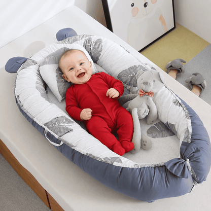 reducteur-de-lit-bebe-allonge-nid-gris-motif-feuilles-peluche-oreiller-confort-chambre-nuage-calme