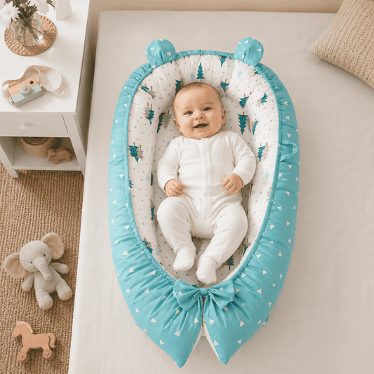 reducteur-de-lit-bebe-allonge-nid-turquoise-motif-arbres-confort-lit-jouets-sommeil-douceur