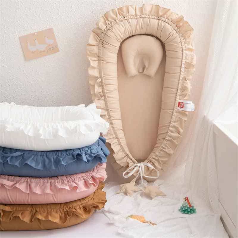 reducteur-de-lit-bebe-beige-avec-autres-modeles-en-couleurs-empiles-calinid