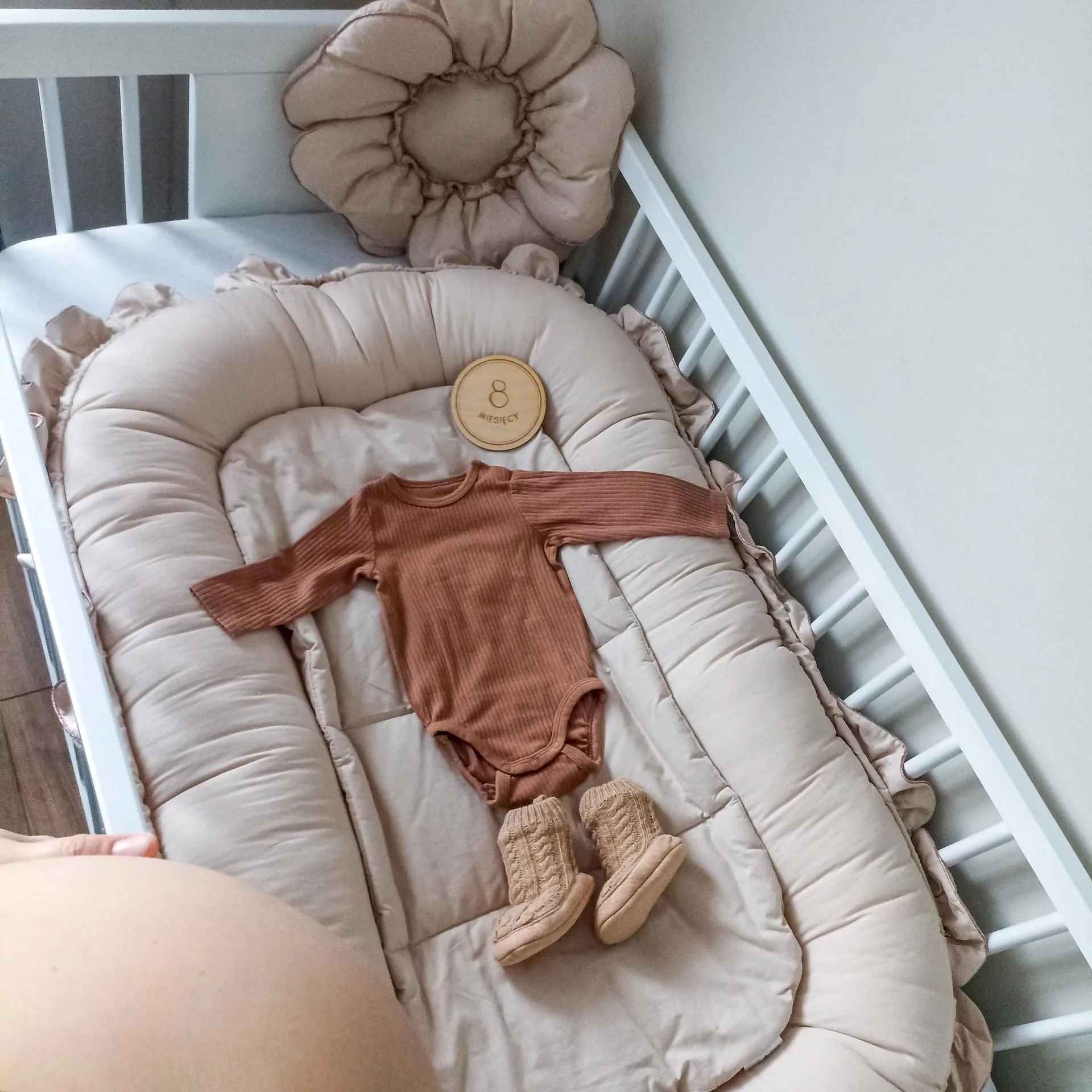 reducteur-de-lit-bebe-beige-vetements-accessoires-coussin-fleur-decoration-chambre-maternite-cocon-de-paix