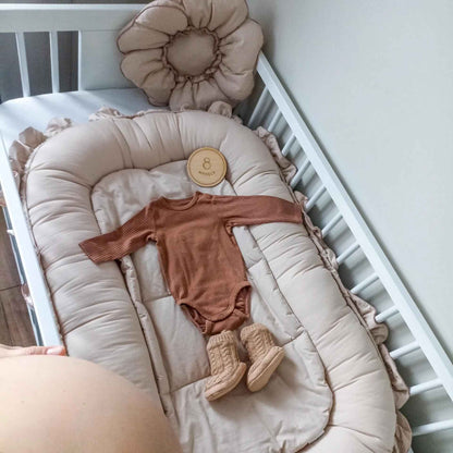 reducteur-de-lit-bebe-beige-vetements-accessoires-coussin-fleur-decoration-chambre-maternite-cocon-de-paix