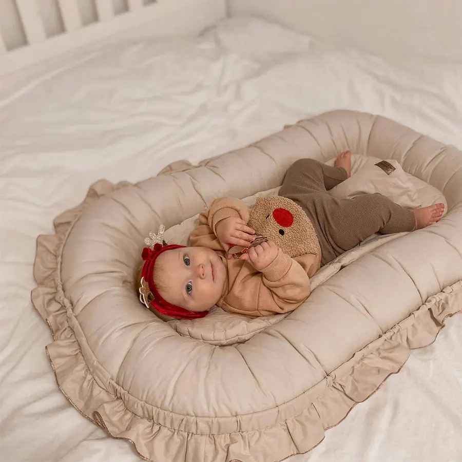 reducteur-de-lit-bebe-beige-confort-nid-douillet-tenue-ourson-bandeau-rouge-chambre-cocon-de-paix