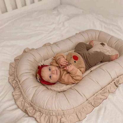 reducteur-de-lit-bebe-beige-confort-nid-douillet-tenue-ourson-bandeau-rouge-chambre-cocon-de-paix