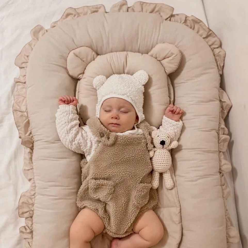 reducteur-de-lit-bebe-beige-coussin-beige-volants-tenue-ourson-peluche-douceur-cocon-de-paix