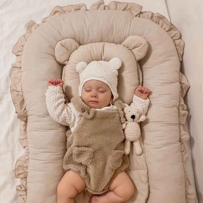 reducteur-de-lit-bebe-beige-coussin-beige-volants-tenue-ourson-peluche-douceur-cocon-de-paix