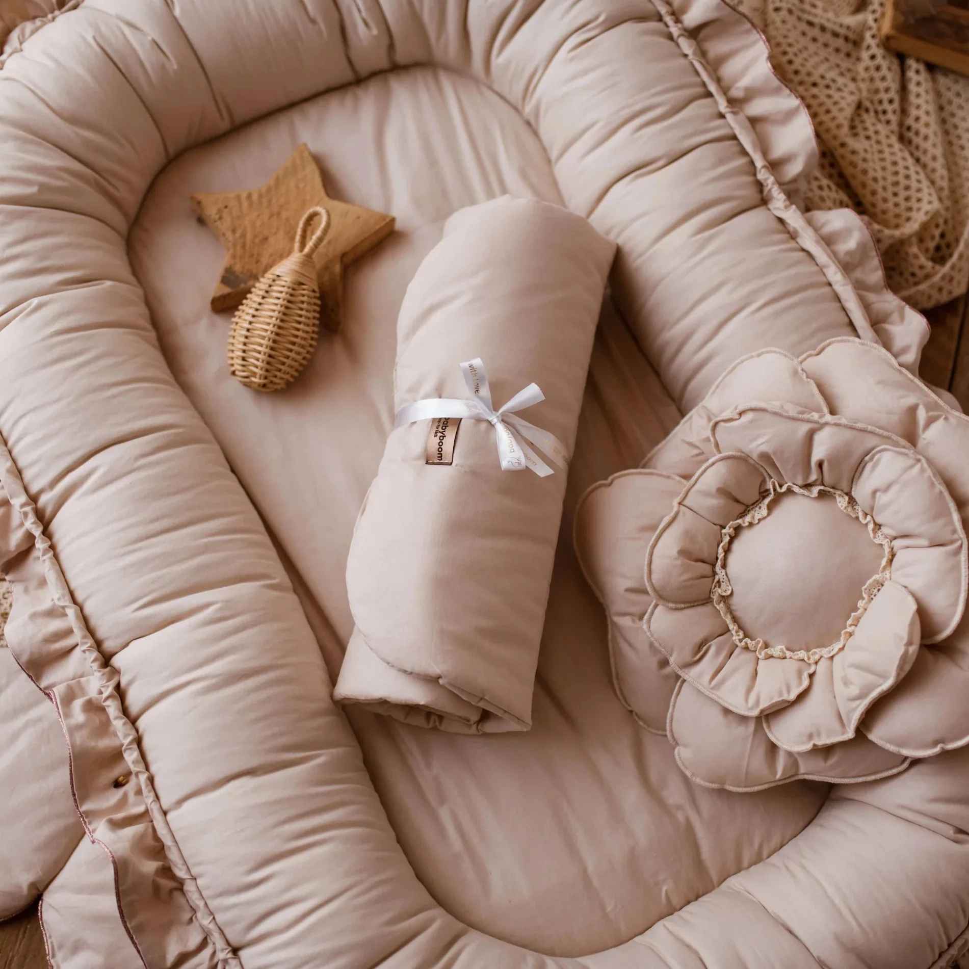reducteur-de-lit-bebe-beige-coussin-fleur-couverture-raye-accessoires-chambre-cocon-de-paix