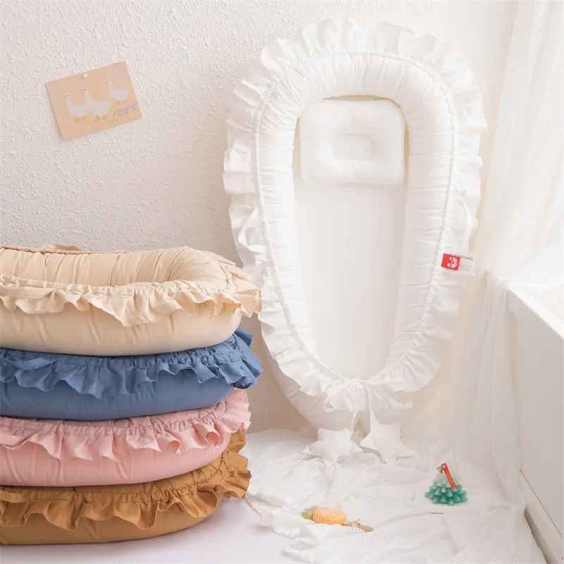 reducteur-de-lit-bebe-couleur-blanche-avec-autres-modeles-en-couleurs-empiles-calinid