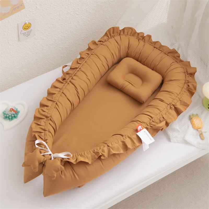 reducteur-de-lit-bebe-couleur-canelle-avec-petit-oreille-nidouillet