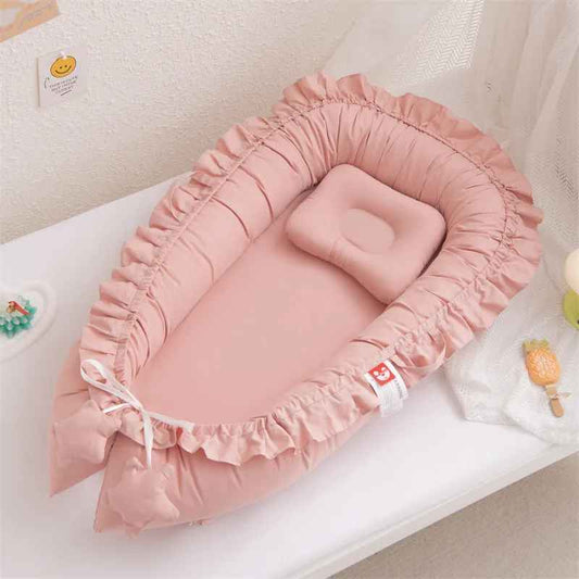 reducteur-de-lit-bebe-couleur-rose-clair-avec-oreille-incorpore-nidouillet