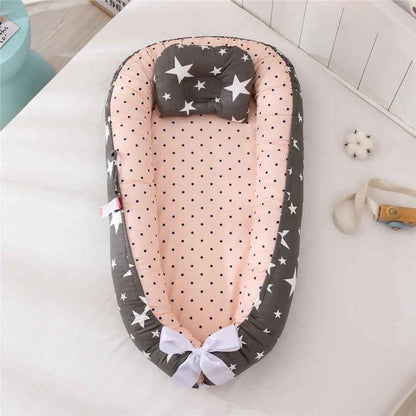 reducteur-de-lit-bebe-etoiles-blanches-sur-fond-noir-inerieur-rose-nidou