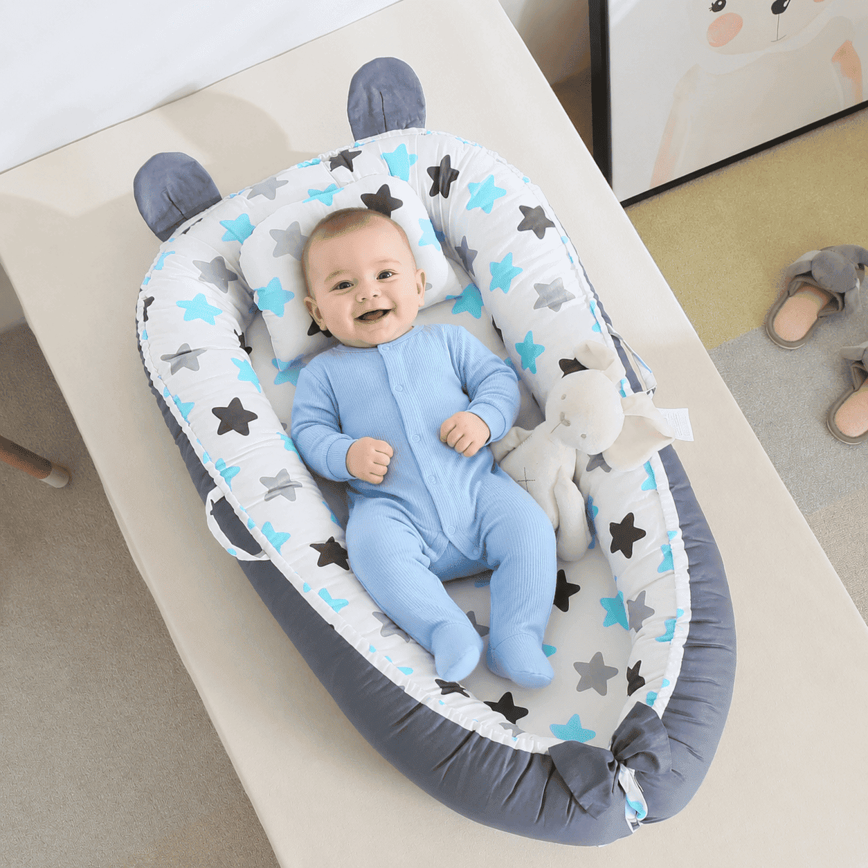 reducteur-de-lit-bebe-etoiles-gris-bleu-sourire-confort-jouet-douillet-nid-nuage-calme