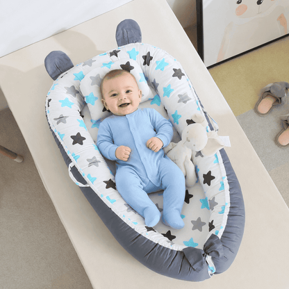 reducteur-de-lit-bebe-etoiles-gris-bleu-sourire-confort-jouet-douillet-nid-nuage-calme