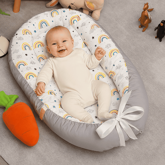 reducteur-de-lit-bebe-garcon-habille-en-blanc-souriant-coconou