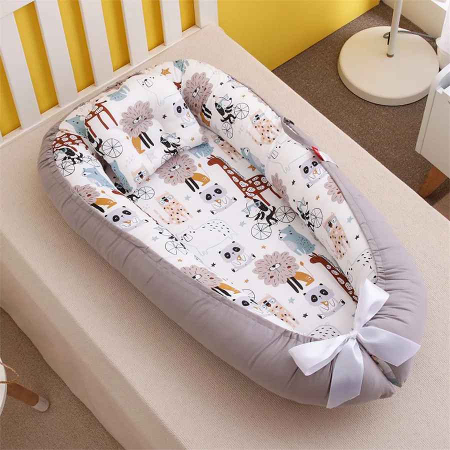 reducteur-de-lit-bebe-gris-fond-blanc-nidou