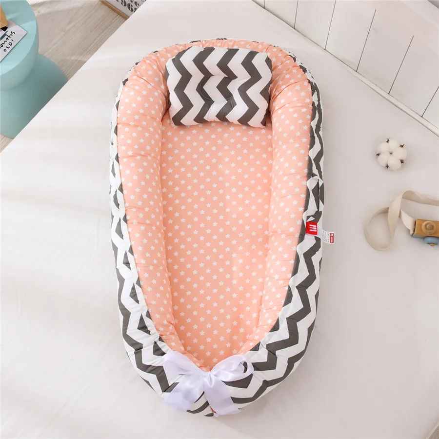 reducteur-de-lit-bebe-raillures-blanc-noir-fond-rose-nidou