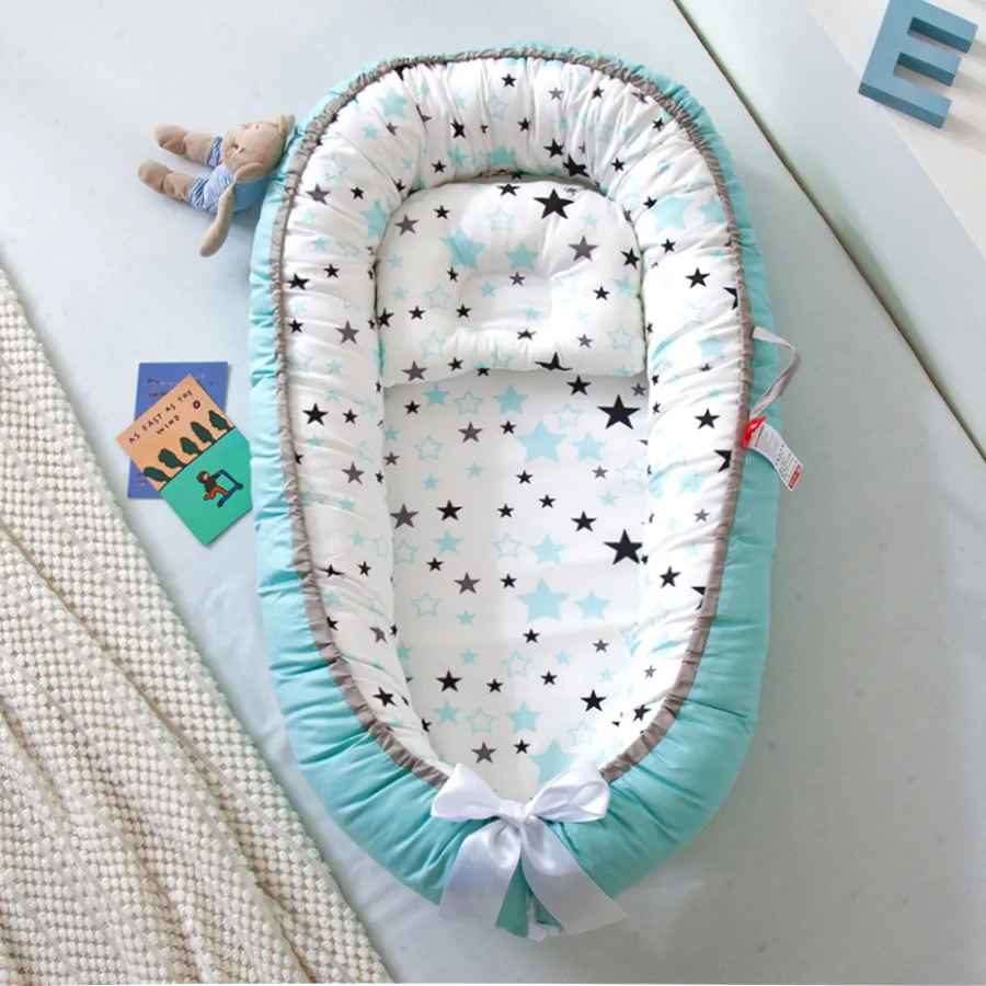 reducteur-de-lit-bleu-fond-blanc-motif-etoiles-doudinid