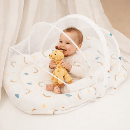 reducteur-de-lit-cododo-bebe-assis-souriant-peluche-girafe-jaune-mousse-de-nuit