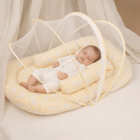 reducteur-de-lit-cododo-bebe-endormi-paisible-motif-de-fleurs-mousse-de-nuit