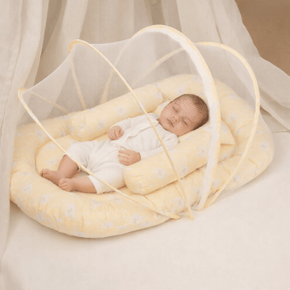 reducteur-de-lit-cododo-bebe-endormi-paisible-motif-de-fleurs-mousse-de-nuit