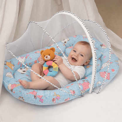 reducteur-de-lit-cododo-bebe-rieur-tient-petit-hochet-ourson-mousse-de-nuit