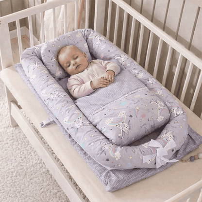 reducteur-de-lit-doomoo-bebe-endormi-nid-douillet-motif-licorne-dans-berceau-repos-calin