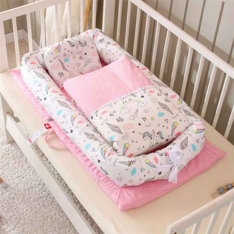 reducteur-de-lit-doomoo-devant-motif-licornes-arcenciel-nidbebe-rose-doux-repos-calin