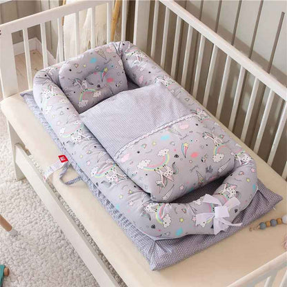 reducteur-de-lit-doomoo-devant-nid-bebe-imprime-licornes-douces-dans-berceau-repos-calin
