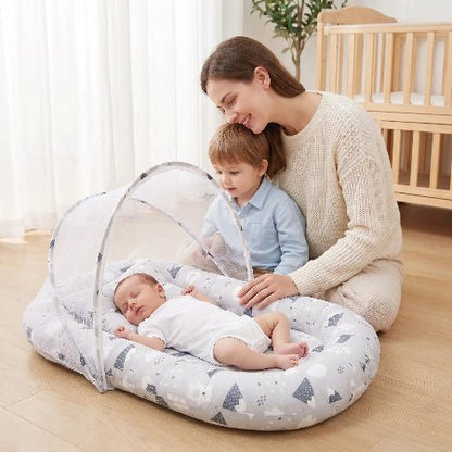 reducteur-de-lit-evolutif-bebe-endormi-maman-grand-frere-attendris-aube-protectrice
