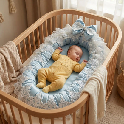 reducteur-de-lit-evolutif-bebe-endormi-nid-satin-bleu-dentelle-cocon-luxueux-nuit