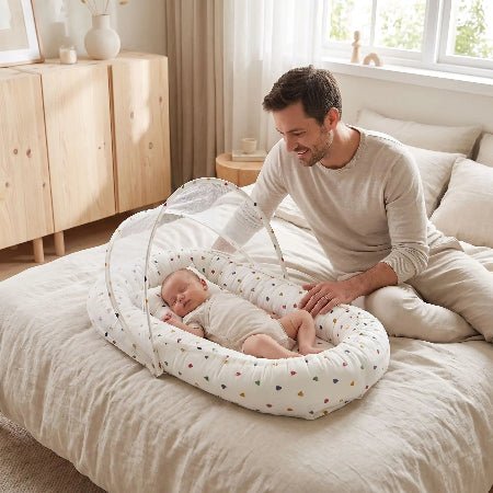 reducteur-de-lit-evolutif-bebe-endormi-papa-attendri-sur-lit-aube-protectrice