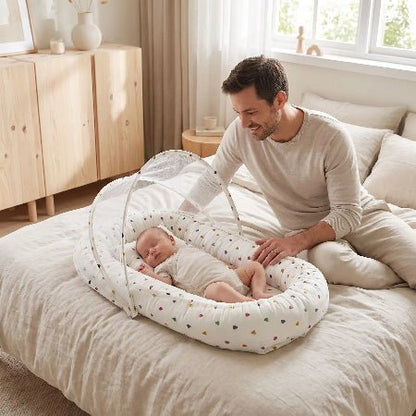 reducteur-de-lit-evolutif-bebe-endormi-papa-attendri-sur-lit-aube-protectrice