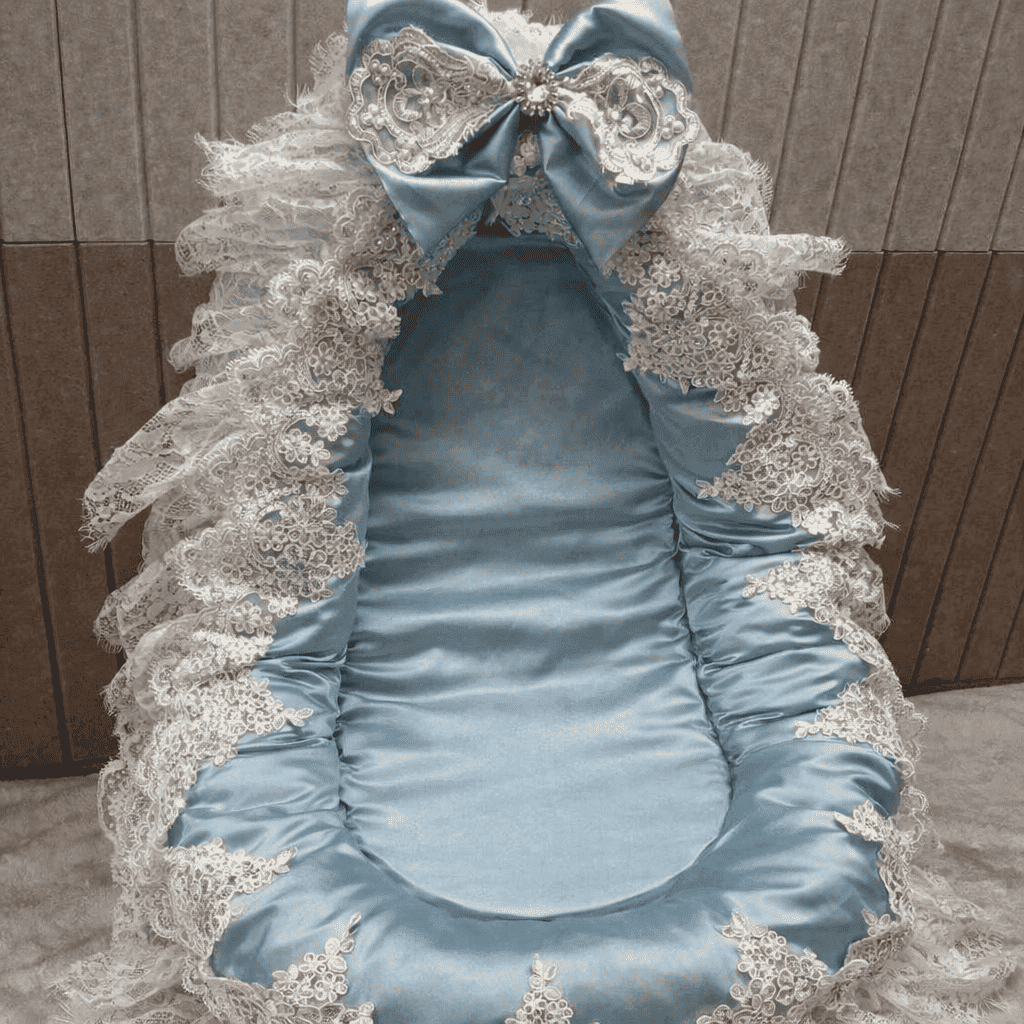reducteur-de-lit-evolutif-berceau-bleu-satin-luxe-raffine-decoration-cocon-luxueux-nuit