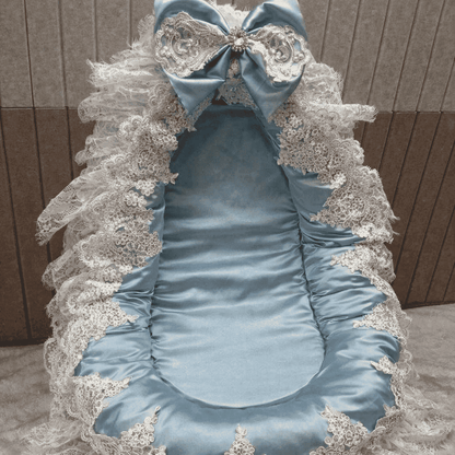reducteur-de-lit-evolutif-berceau-bleu-satin-luxe-raffine-decoration-cocon-luxueux-nuit
